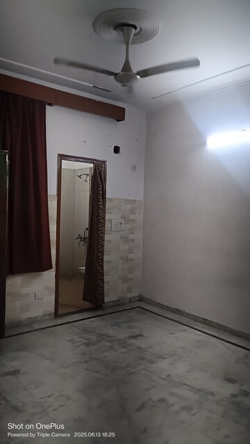 Room in 3 BHK Builder Floor at Ashoka Enclave 3, Sector 35 – for Rent