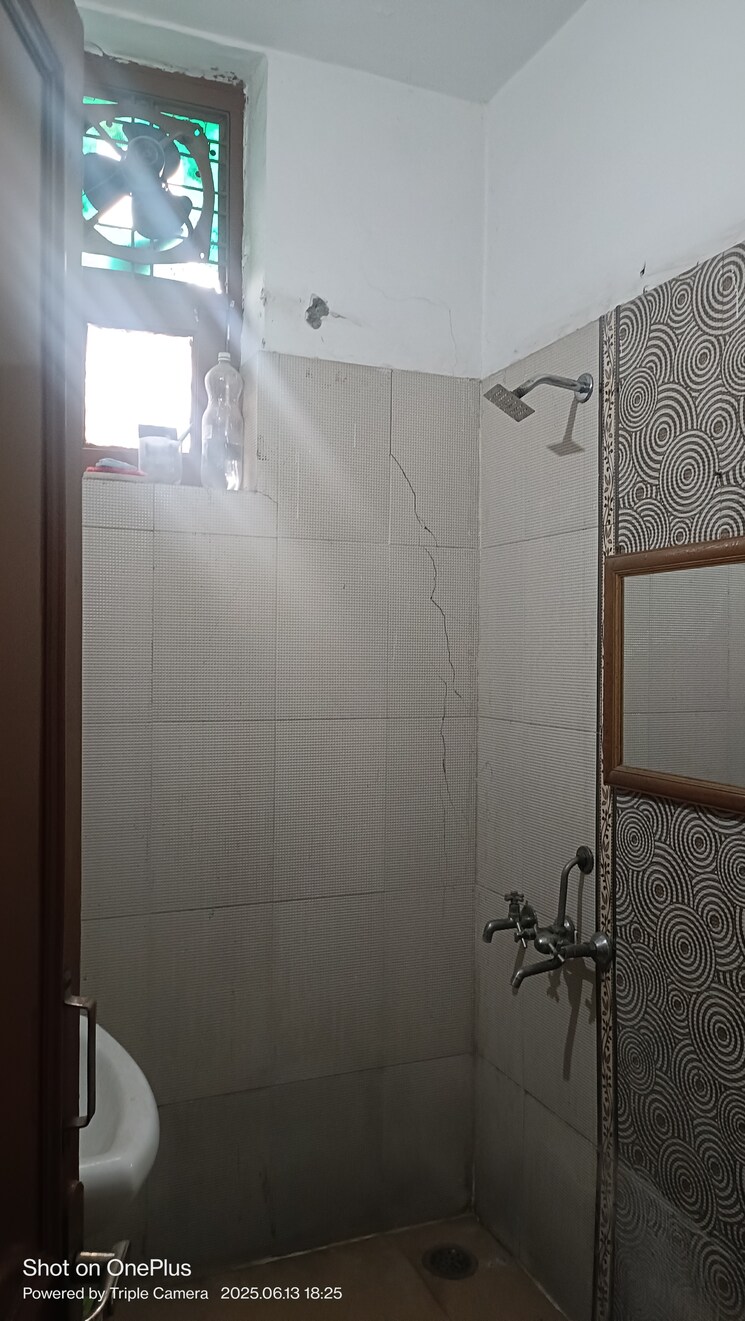 Bathroom, ashoka-enclave-3 3 Bedroom 200 Sq.Yd. Builder Floor In Sector 35 Faridabad 8827303