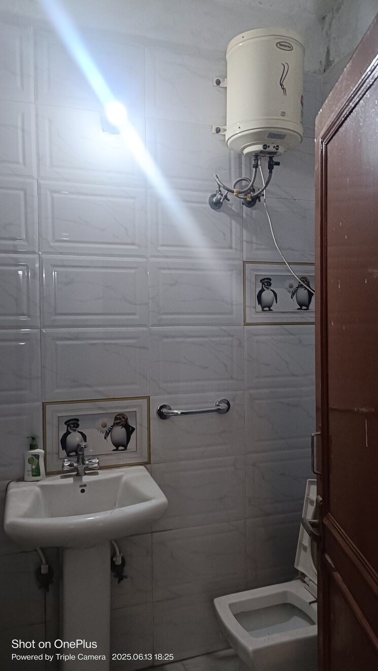 Bathroom, ashoka-enclave-3 3 Bedroom 200 Sq.Yd. Builder Floor In Sector 35 Faridabad 8827303