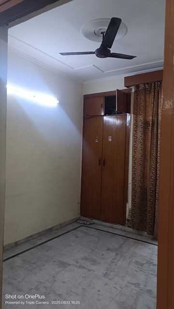 Room in 3 BHK Builder Floor at Ashoka Enclave 3, Sector 35 – for Rent