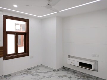 Room in 3 BHK Builder Floor at Dwarka Mor – for Rent