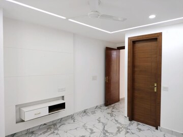 Room in 3 BHK Builder Floor at Dwarka Mor – for Rent