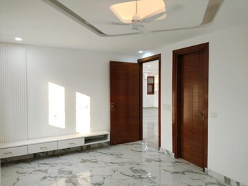 Room in 3 BHK Builder Floor at Dwarka Mor – for Rent