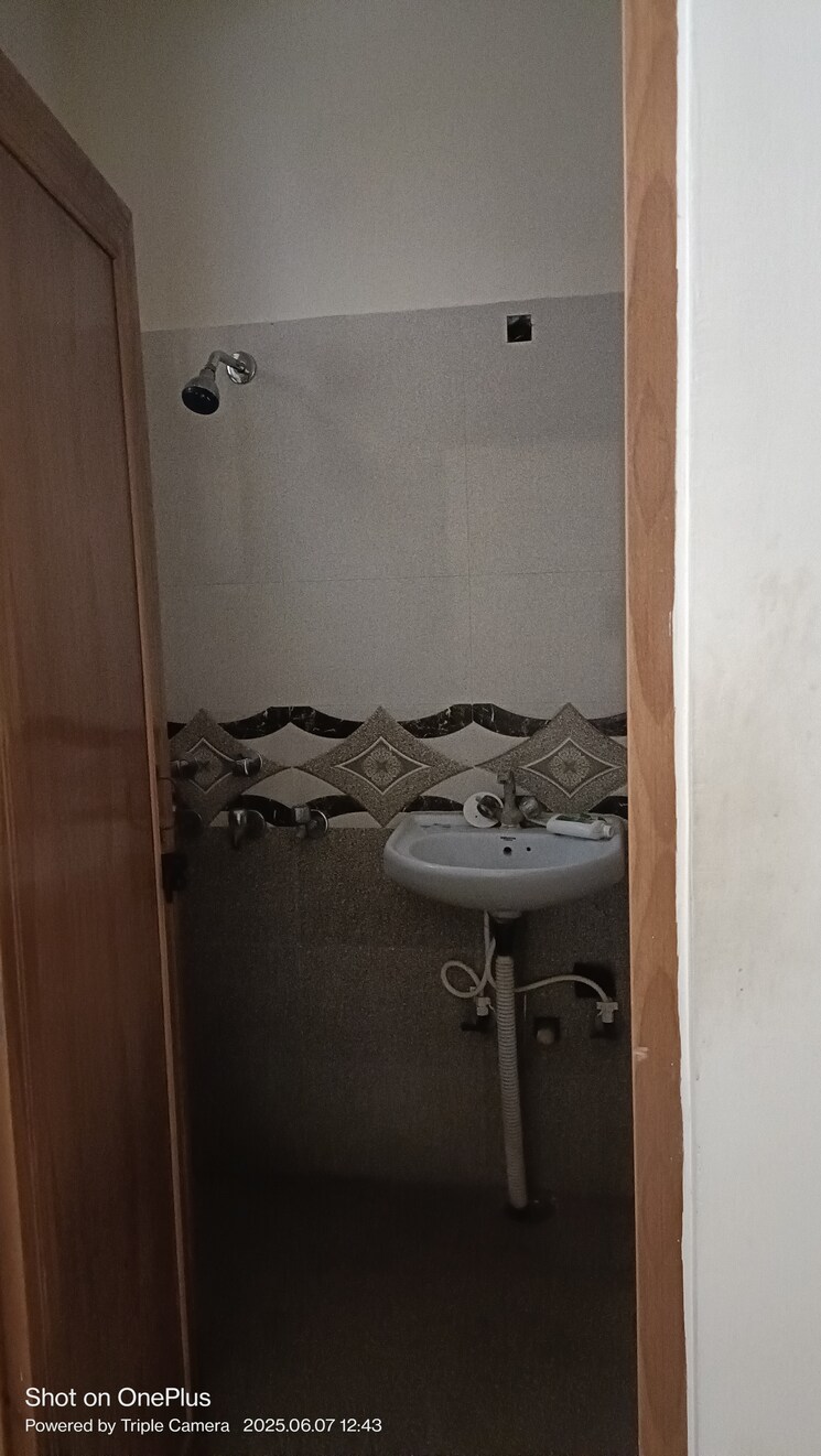 Bathroom, ashoka enclave 2 Bedroom 160 Sq.Yd. Builder Floor In Ashoka Enclave Faridabad 8827370