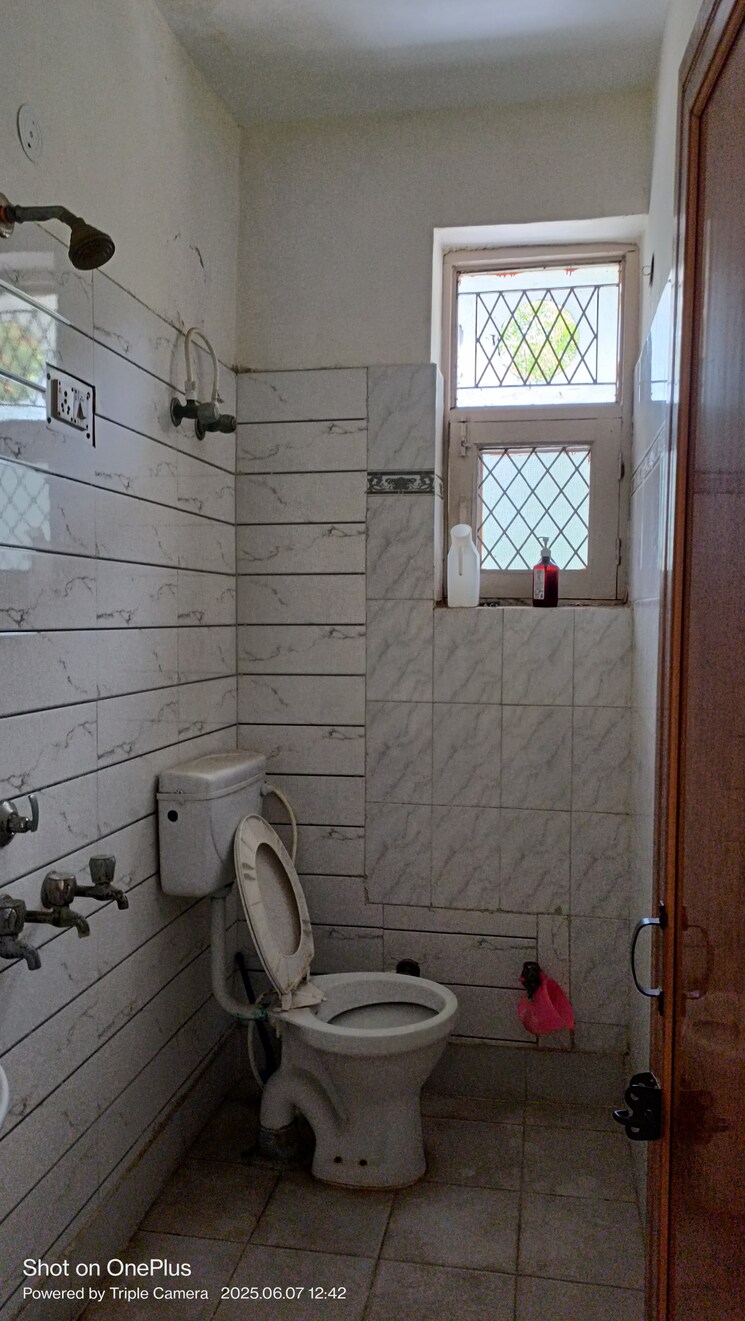 Bathroom, ashoka enclave 2 Bedroom 160 Sq.Yd. Builder Floor In Ashoka Enclave Faridabad 8827370