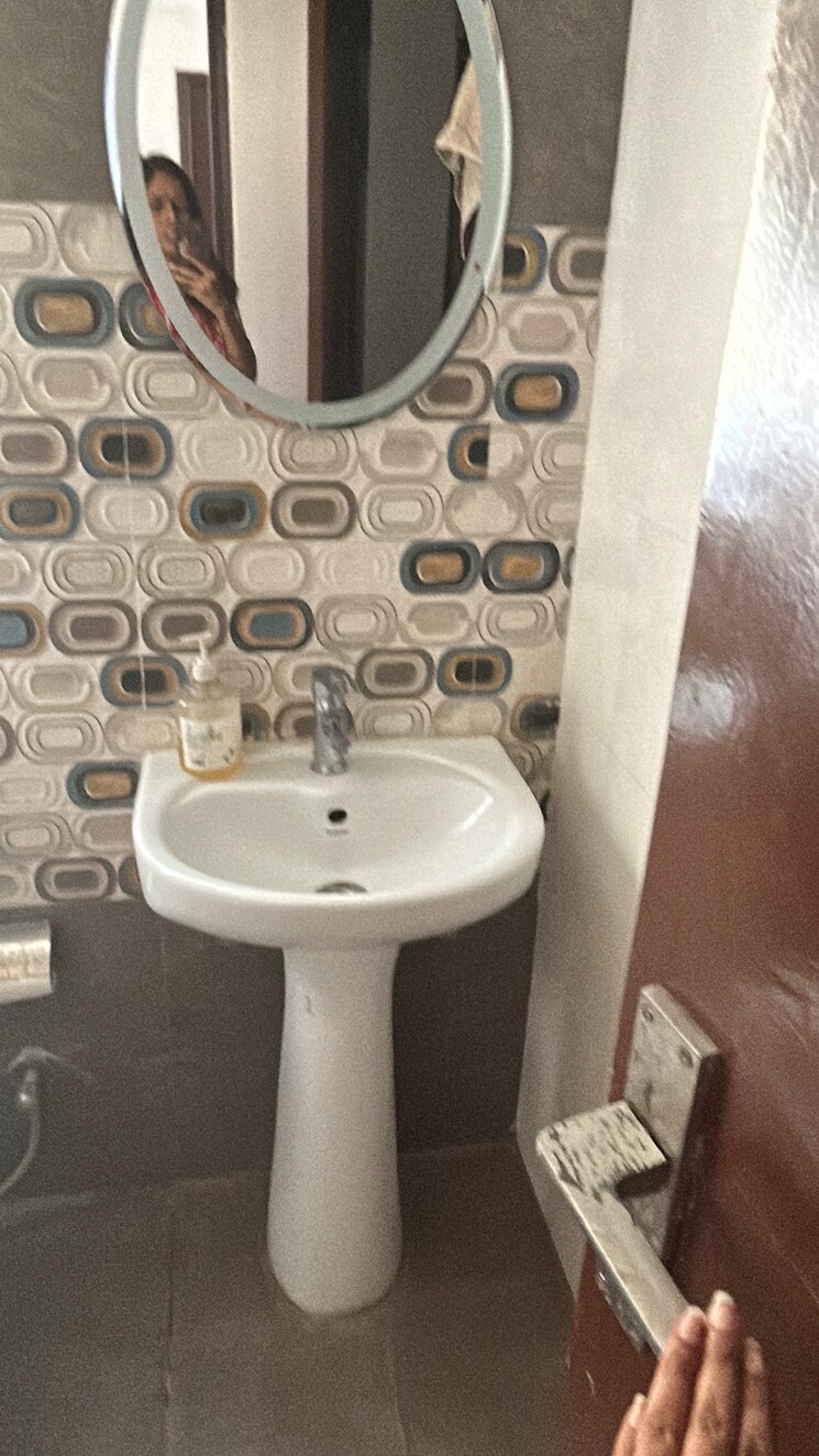 Bathroom, rise-organic-homes 3 Bedroom 1496 Sq.Ft. Apartment In Mahurali Ghaziabad 8827421