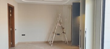 Room in 3 BHK Builder Floor at Defence Colony – for Rent