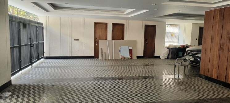  Parking, defence colony 3 Bedroom 217 Sq.Yd. Builder Floor In Defence Colony Delhi 8827627