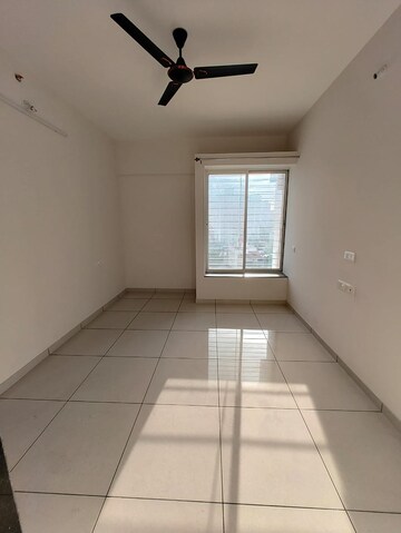 Room in 2 BHK Apartment at VJ YashOne Infinitee, Tathawade – for Rent