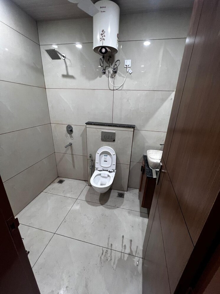 Bathroom, sector 55 1.5 Bedroom 650 Sq.Ft. Builder Floor In Sector 55 Gurgaon 8827665