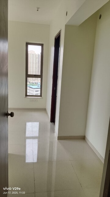 Room in 2 BHK Apartment at Kalpataru Paramount A, Kapur Bawdi – for Rent