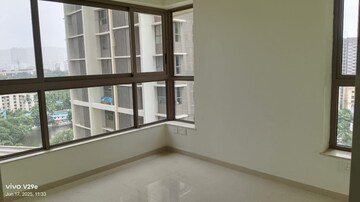 Room in 2 BHK Apartment at Kalpataru Paramount A, Kapur Bawdi – for Rent