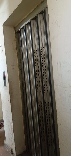 Lift in 2 BHK Apartment at Shaheen Bagh – for Sale