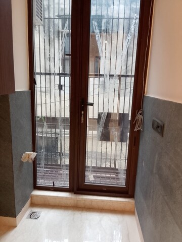 Room in 3 BHK Builder Floor at Safdarjung Development Area – for Rent