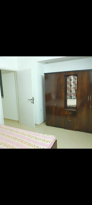 Room in 1 BHK Apartment at Hiranandani Estate Penrose, Ghodbunder Road – for Rent