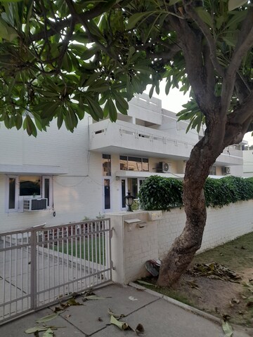 2 BHK Builder Floor For Rent in Sector 44