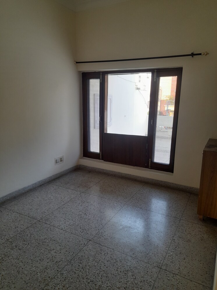 Room, sector 44 2 Bedroom 900 Sq.Ft. Builder Floor In Sector 44 Chandigarh 8828077