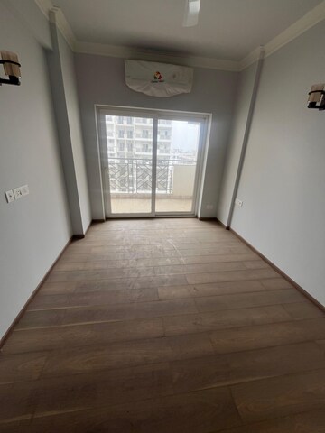 Room in 3 BHK Apartment at Central Park Lake Front Towers, Sohna Sector 33 – for Rent