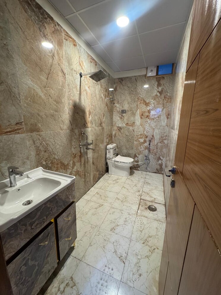 Bathroom, sector 73 3 Bedroom 1550 Sq.Ft. Builder Floor In Sector 73 Noida 8828086