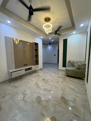 Room in 3 BHK Builder Floor at Sector 73 – for Sale