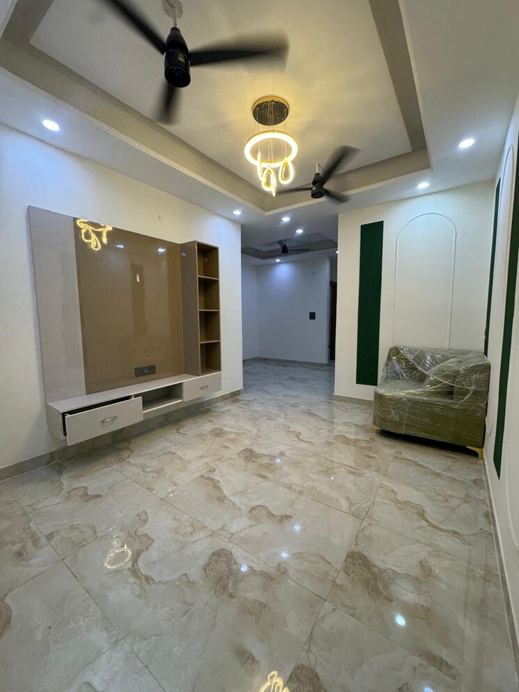 Room, sector 73 3 Bedroom 1550 Sq.Ft. Builder Floor In Sector 73 Noida 8828086