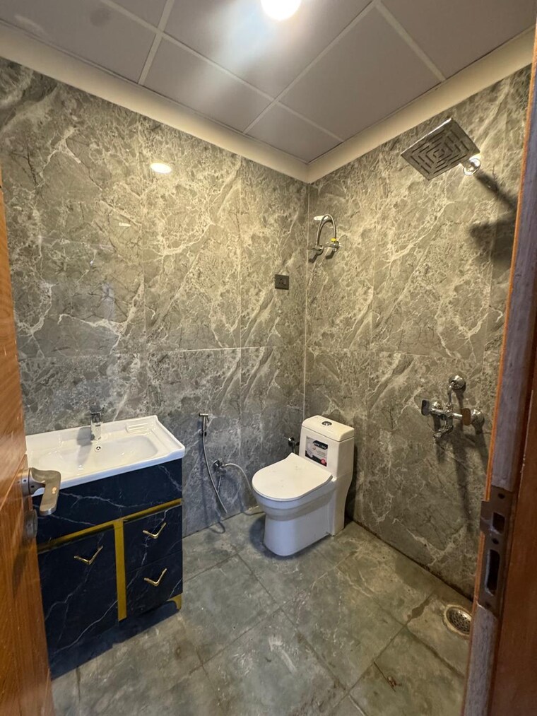 Bathroom, sector 73 3 Bedroom 1550 Sq.Ft. Builder Floor In Sector 73 Noida 8828086