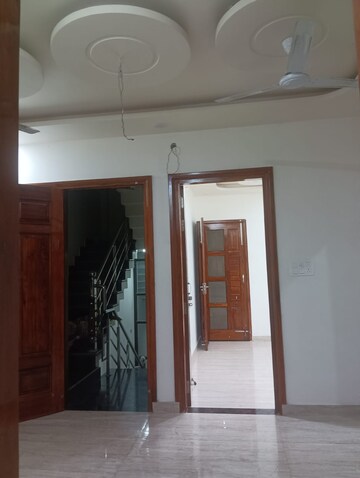 Room in 2 BHK Villa at Gomti Nagar – for Rent