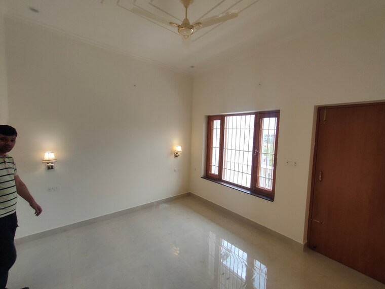 Room, sahastradhara road 3.5 Bedroom 3000 Sq.Ft. Independent House In Sahastradhara Road Dehradun 8828090