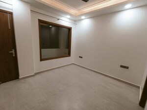 Room in 3 BHK Apartment at Signature Global Cloverdale, Sector 71 – for Sale