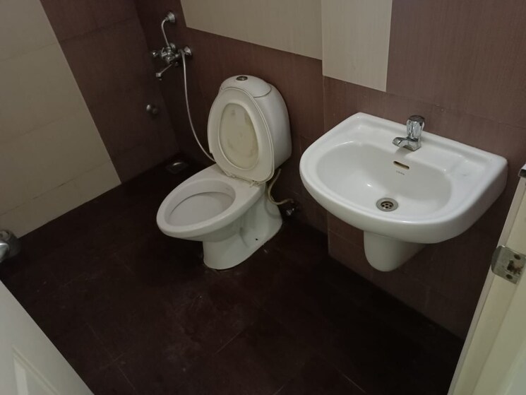 Bathroom, chittaranjan park 3 Bedroom 1600 Sq.Ft. Builder Floor In Chittaranjan Park Delhi 8828148