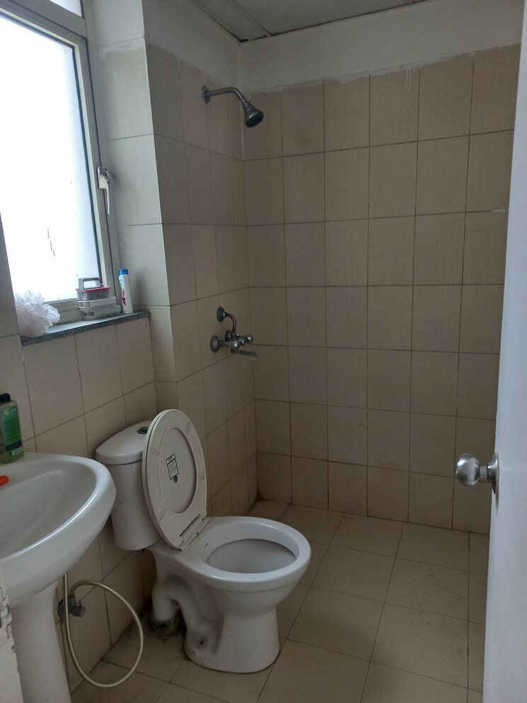 Bathroom, puri-pratham 3 Bedroom 914 Sq.Ft. Apartment In Sector 84 Faridabad 8828213