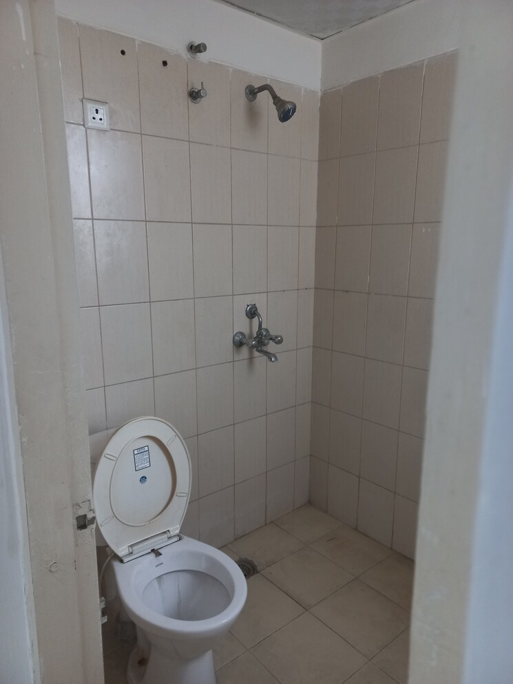 Bathroom, puri-pratham 3 Bedroom 914 Sq.Ft. Apartment In Sector 84 Faridabad 8828213