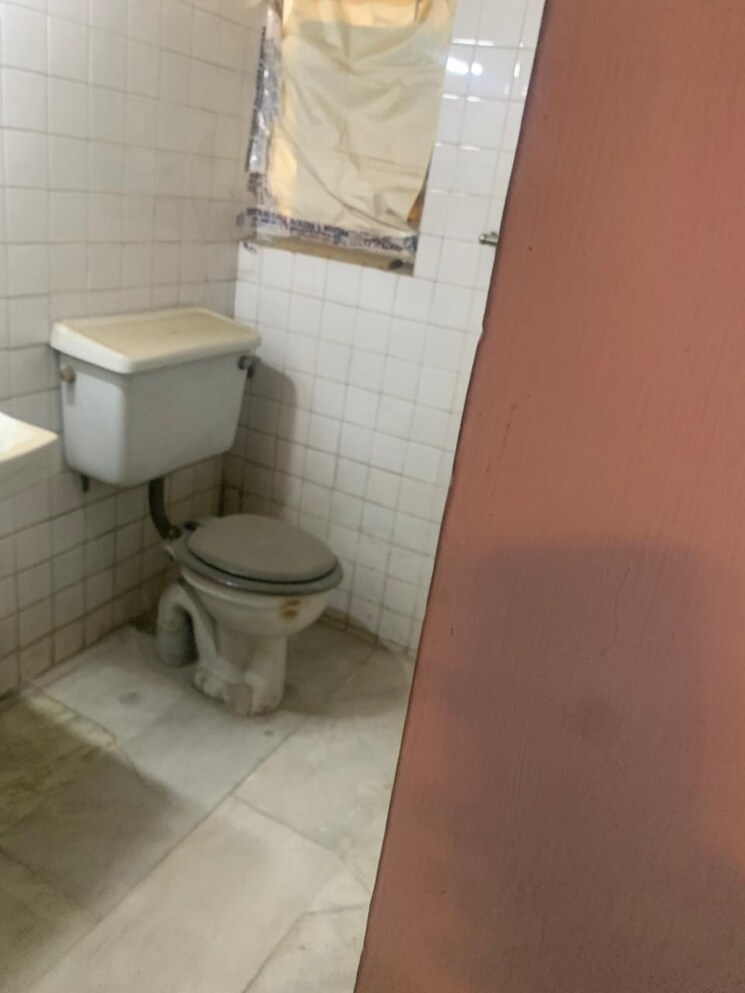 Bathroom, chittaranjan park 3 Bedroom 1400 Sq.Ft. Builder Floor In Chittaranjan Park Delhi 8828235