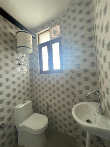 Bathroom in 6+ BHK Independent House at Dlf Phase I – for Sale