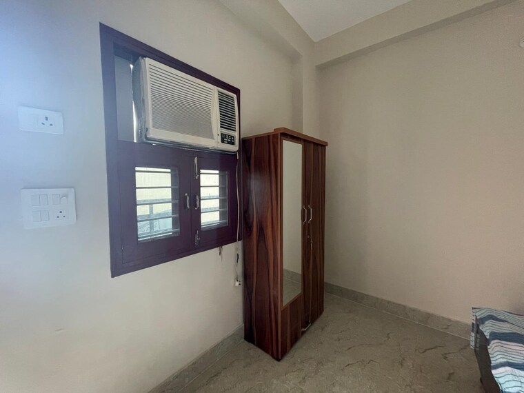 Room, dlf phase i 6+ Bedroom 500 Sq.Yd. Independent House In Dlf Phase I Gurgaon 8828264