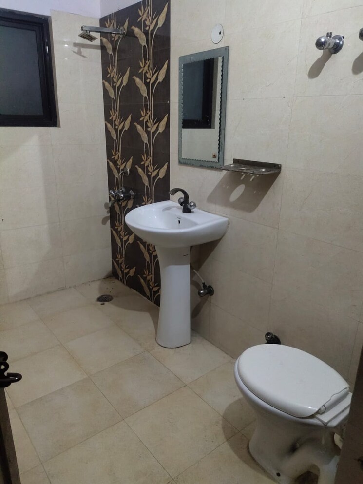 Bathroom, vijayant-enclave 3 Bedroom 2200 Sq.Ft. Apartment In Sector 29 Noida 8828270