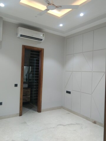 Room in 3 BHK Builder Floor at Chittaranjan Park – for Rent