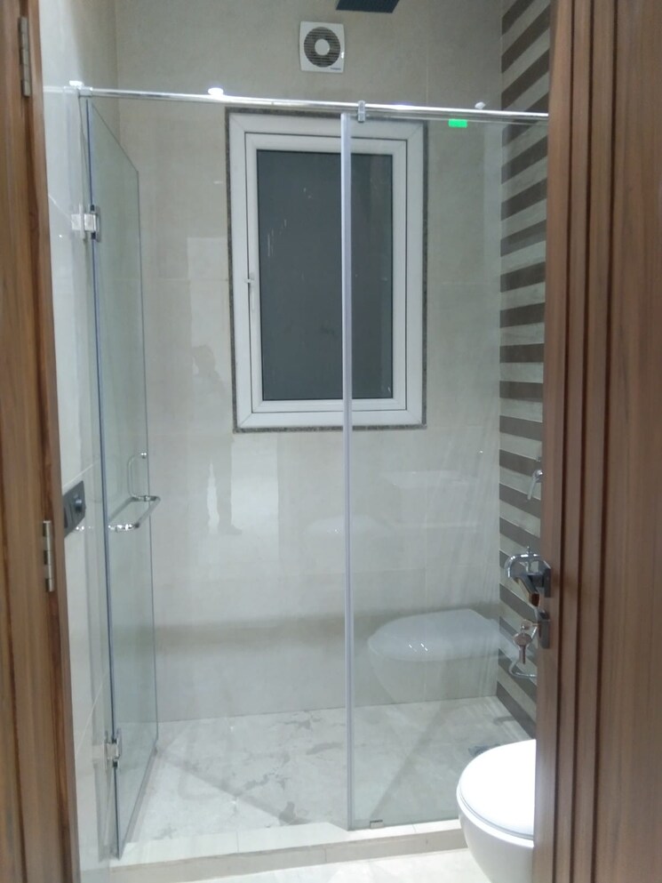 Bathroom, chittaranjan park 3 Bedroom 1450 Sq.Ft. Builder Floor In Chittaranjan Park Delhi 8828304