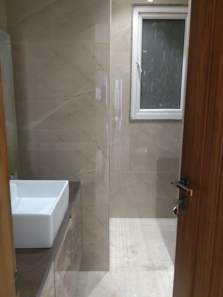 Bathroom, chittaranjan park 3 Bedroom 1450 Sq.Ft. Builder Floor In Chittaranjan Park Delhi 8828332