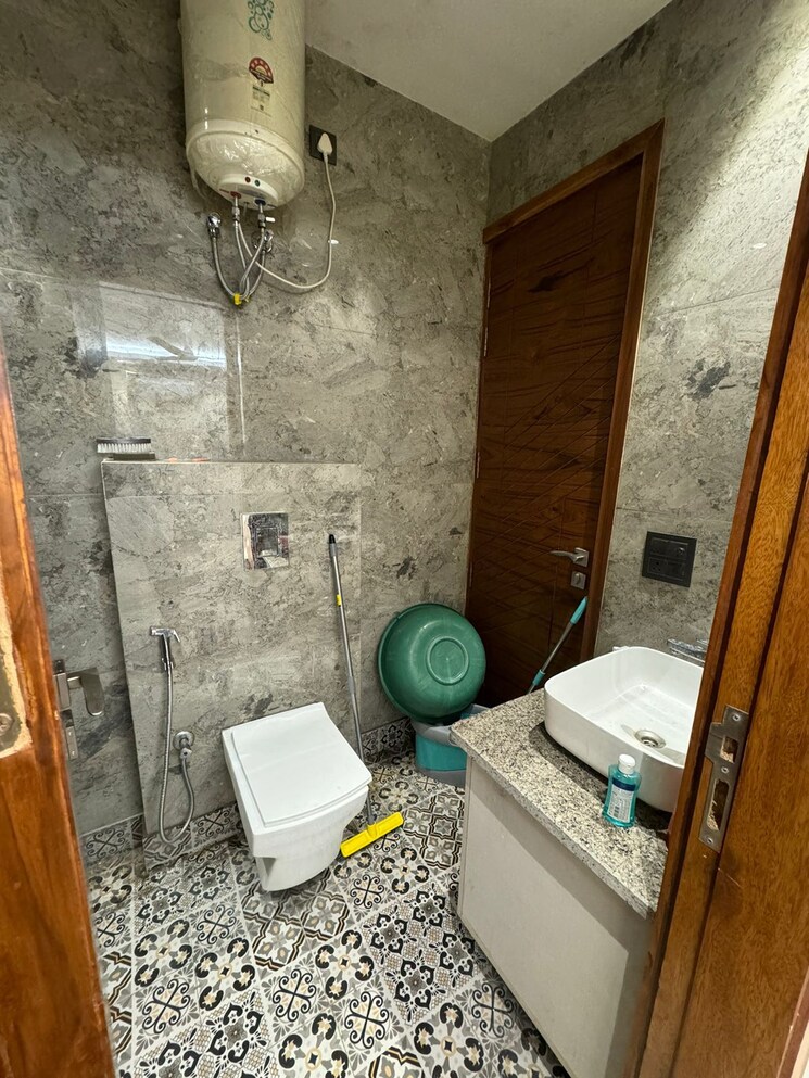 Bathroom, lajpat nagar ii 2 Bedroom 900 Sq.Ft. Builder Floor In Lajpat Nagar ii Delhi 8828328