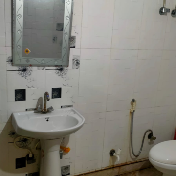 Bathroom in 2 BHK Builder Floor at Ashoka Enclave Faridabad, Ashoka Enclave – for Rent