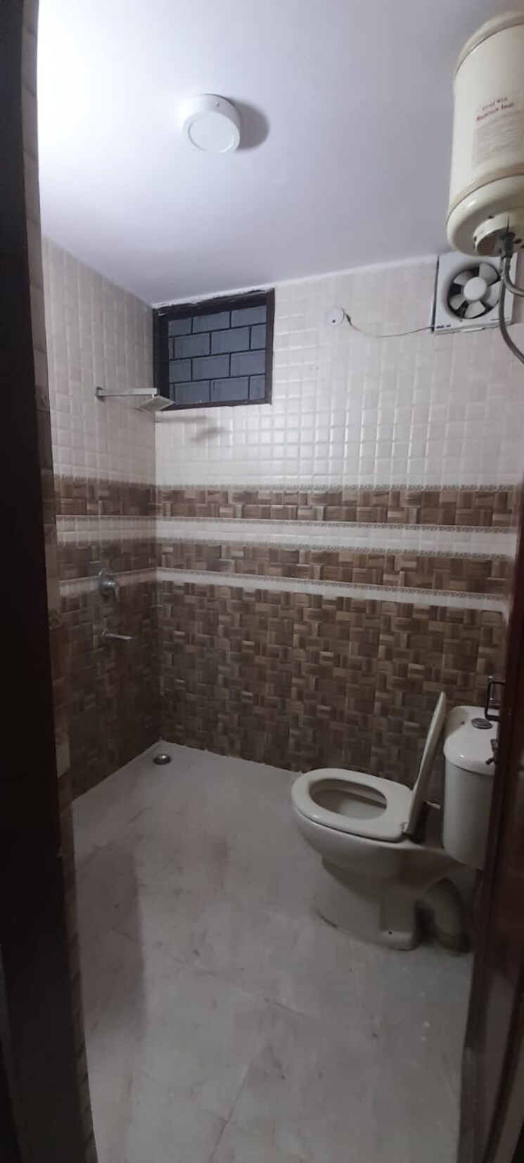Bathroom, chittaranjan park 2 Bedroom 1100 Sq.Ft. Builder Floor In Chittaranjan Park Delhi 8828437