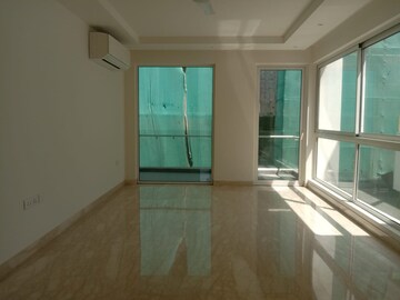 Room in 4 BHK Apartment at Safdarjung Development Area – for Sale