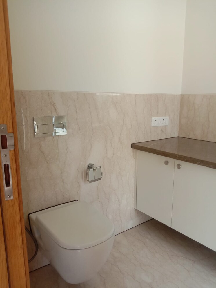 Bathroom, veera-safdarjung-enclave 4 Bedroom 7200 Sq.Ft. Apartment In Safdarjung Enclave Delhi 8828433
