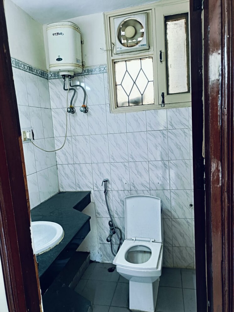 Bathroom, ardee-city 2 Bedroom 1100 Sq.Ft. Builder Floor In Sector 52 Gurgaon 8828473