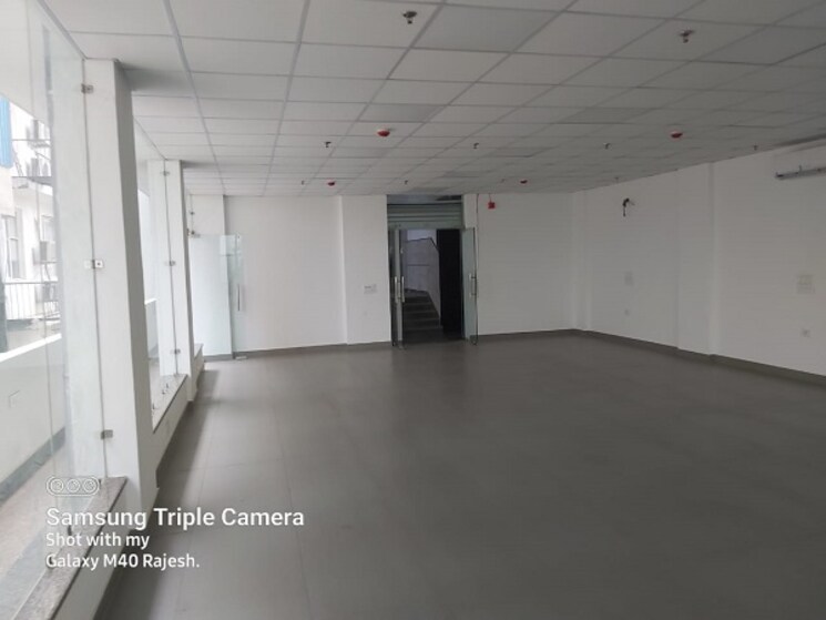 Room, sector 63 Commercial Office Space 1700 Sq.Ft. In Sector 63 Noida 8828463