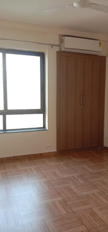 Room in 2 BHK Apartment at Unitech Fresco, Sector 50 – for Rent