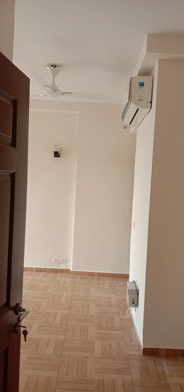 Room in 2 BHK Apartment at Unitech Fresco, Sector 50 – for Rent