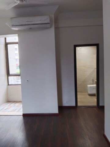 Room in 3 BHK Apartment at Unitech Fresco, Sector 50 – for Rent