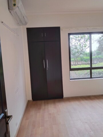 Room in 3 BHK Apartment at Unitech Fresco, Sector 50 – for Rent